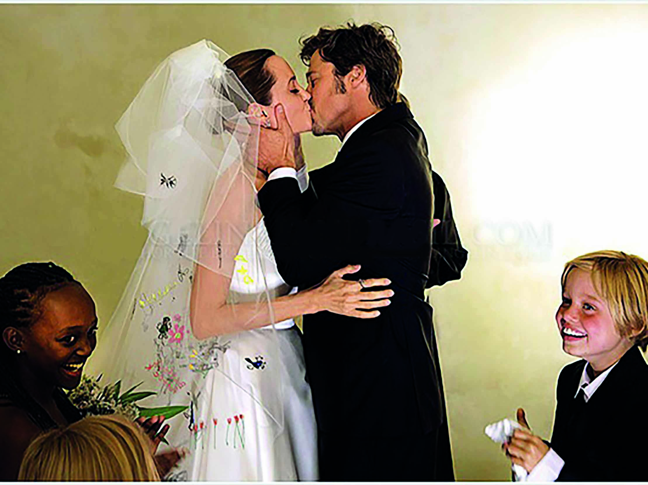 Angelina Jolie và Brad Pitt đã kết hôn tại Pháp